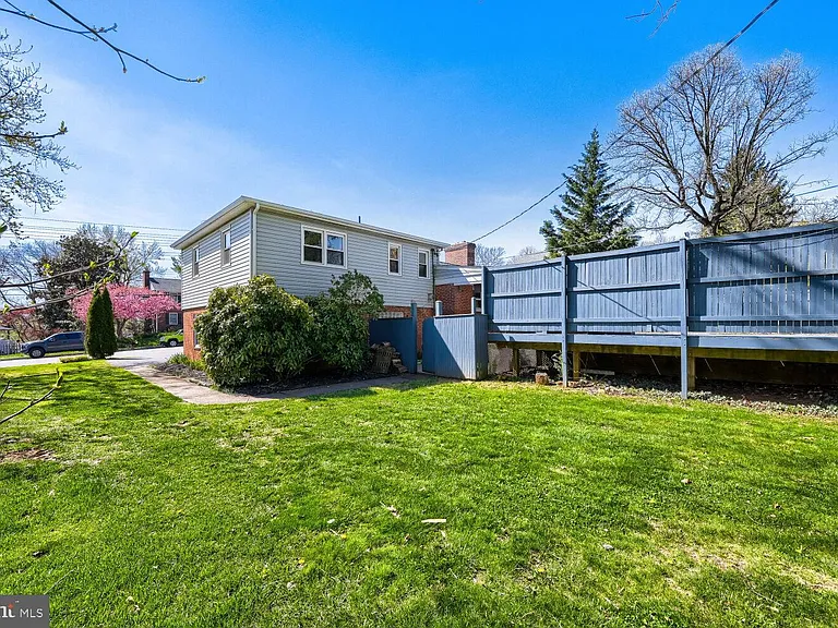 114 E Seminary Ave — Photo 22