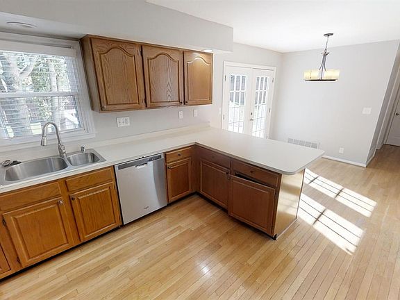 3rd image of 3542 Winthrop Dr