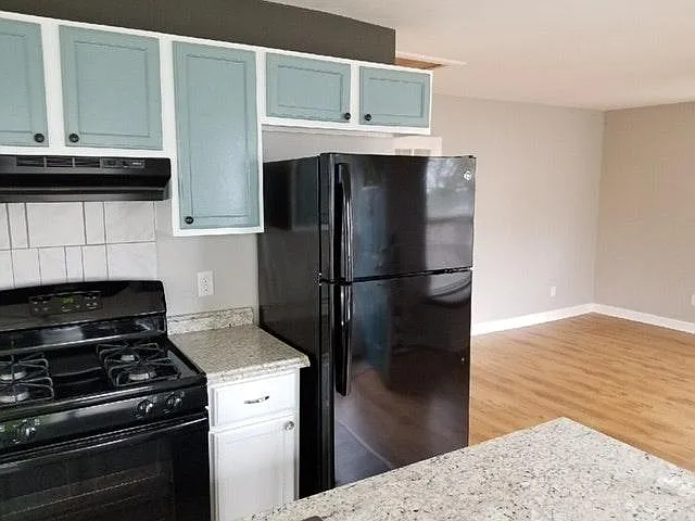 2 bed, 1.5 bath, 900 sqft, $1,100 — Photo 3
