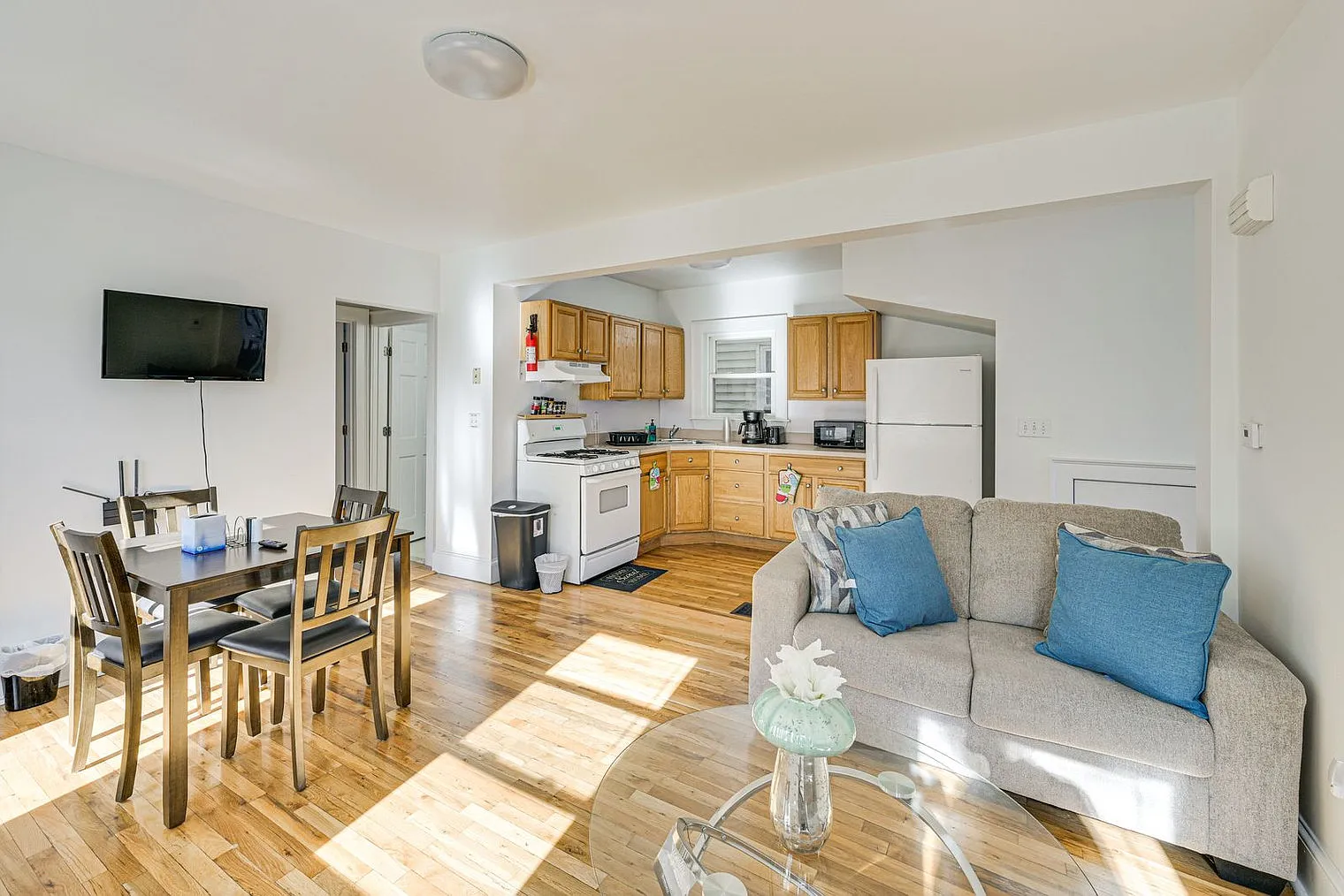 2 bed, 1.0 bath, 742 sqft, $5,056 — Photo 1