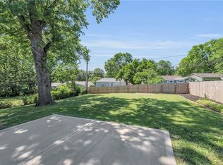 4709 W 75th St, Prairie Village, KS 66208