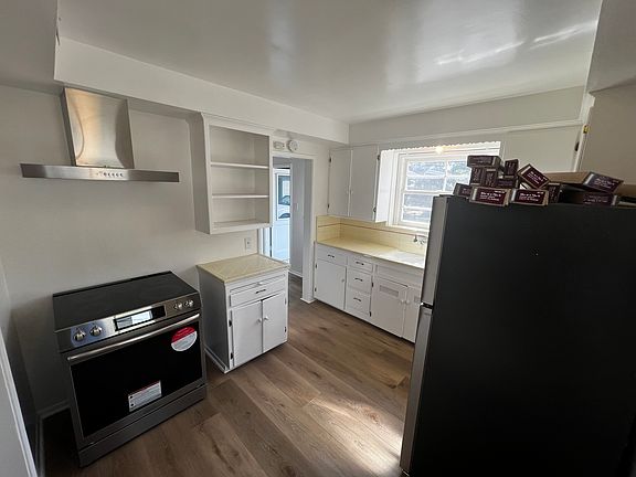 Kitchen with Brand New Appliances (Induction oven range)