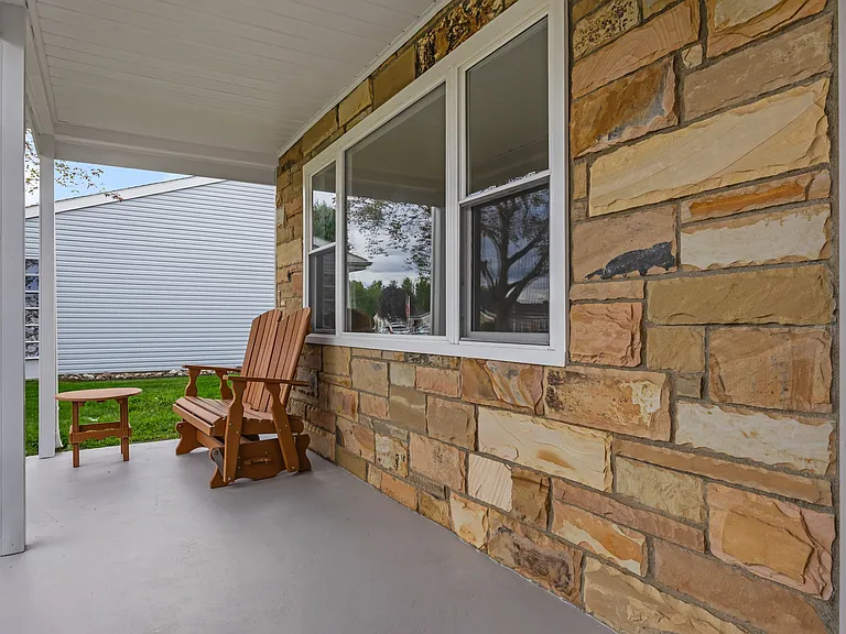 109 Huntington Dr — Photo 3