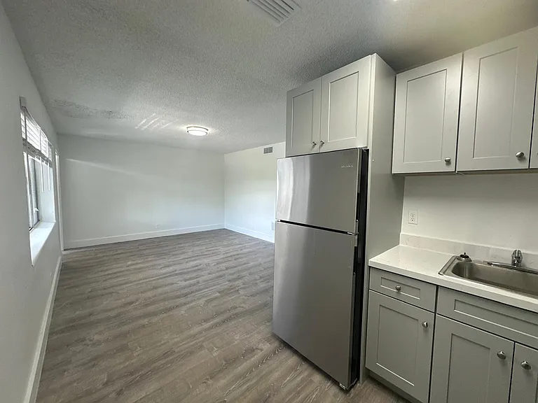 2401 NW 9th Ave — Photo 5