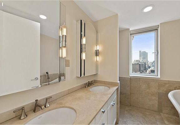 5th image of 220 W 20th St