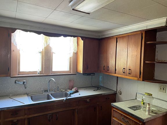 4th image of 109 Lane St