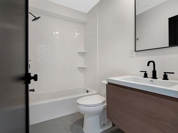 5th image of 173 Magnolia St Floor 1