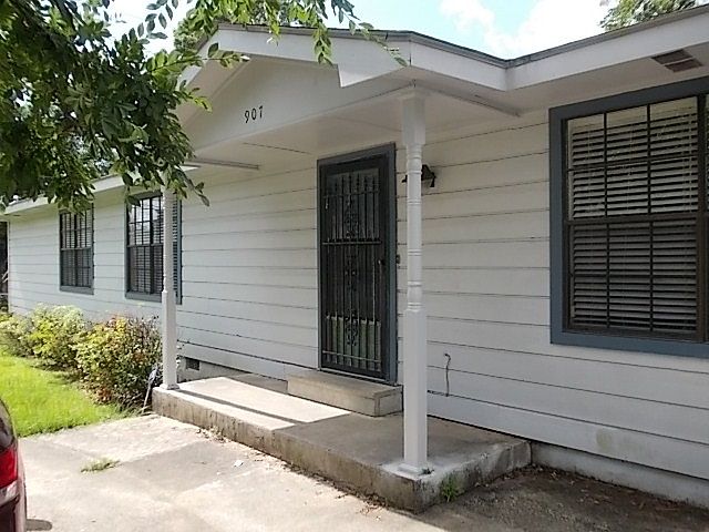 1st image of 907 Dent St