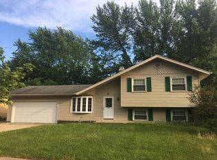 727 Dartmoor Dr, Crystal Lake, IL 60014