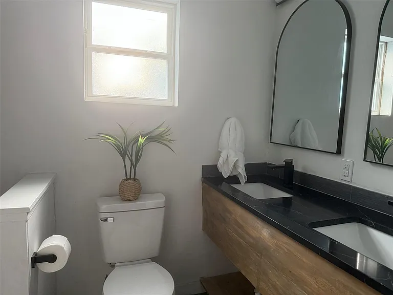 405 E College St — Photo 24