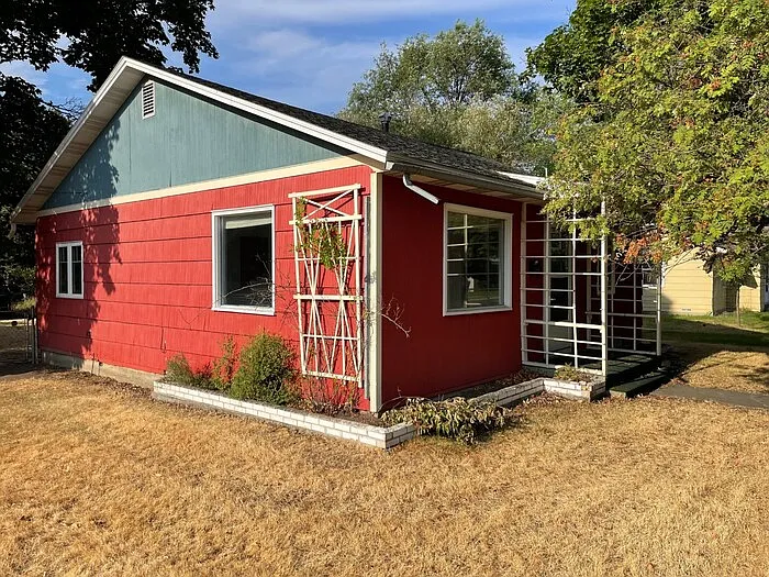 3 bed, 1.0 bath, $2,100 — Photo 2