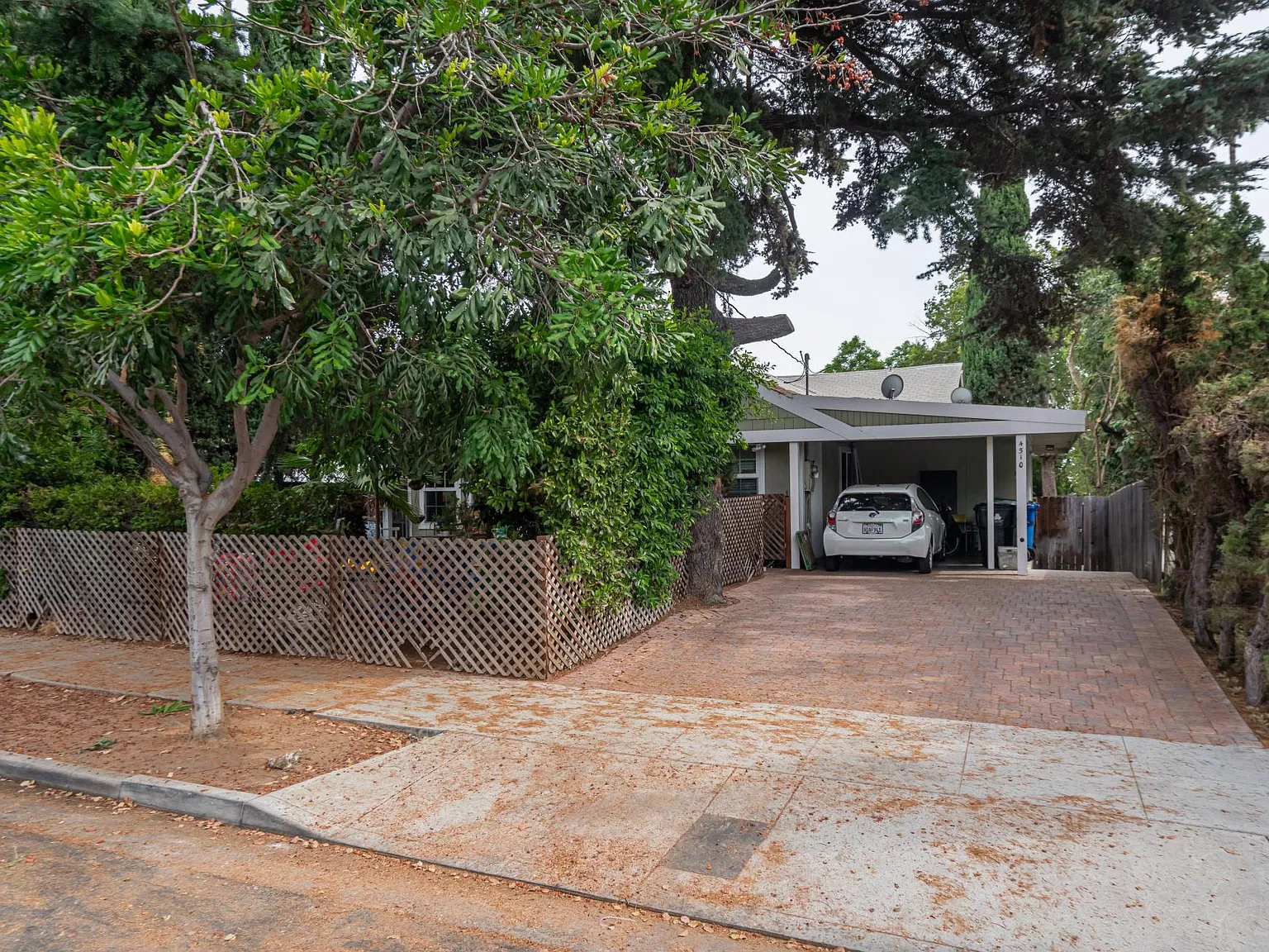 4 bed, 1.5 bath, 1300 sqft, $6,400 — Photo 2