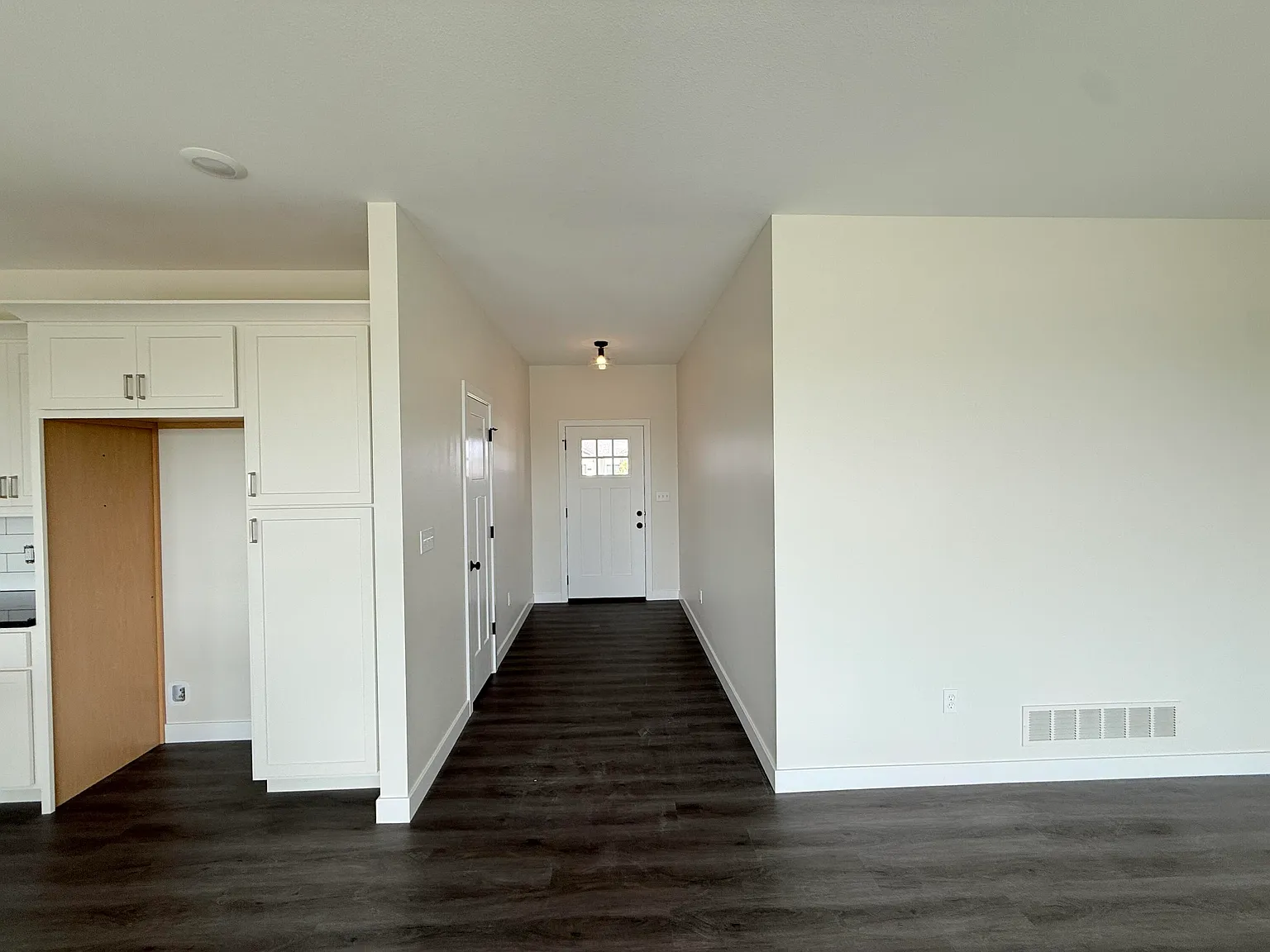 3 bed, 2.0 bath, 1591 sqft, $2,300 — Photo 2