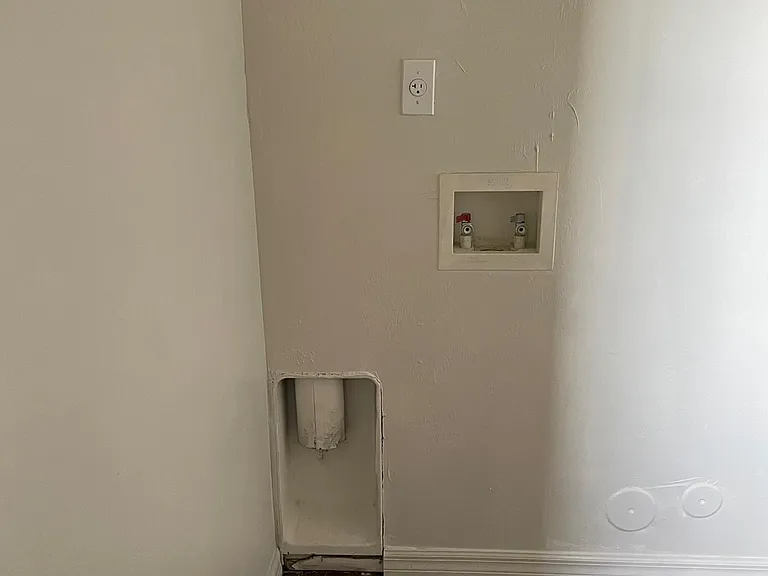 laundry area hook ups