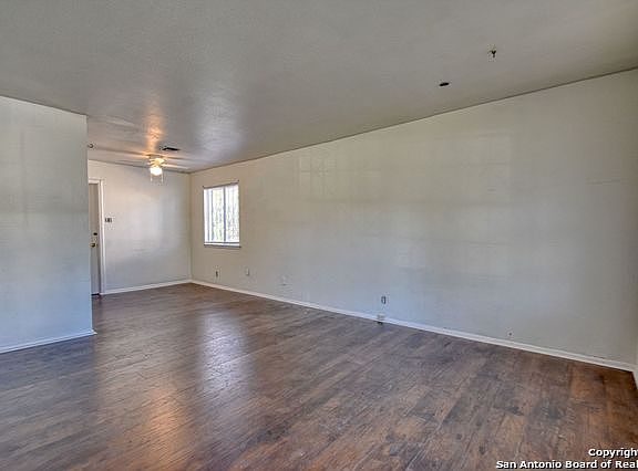 4th image of 2523 Holly Hill Dr