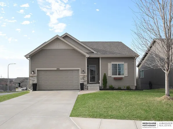 19105 Greenleaf St, Omaha, NE 68136