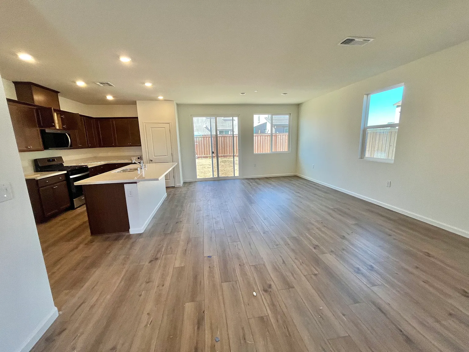 4 bed, 1985 sqft, $3,000 — Photo 4