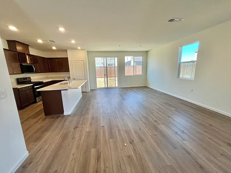 378 Miramar Dr — Photo 4