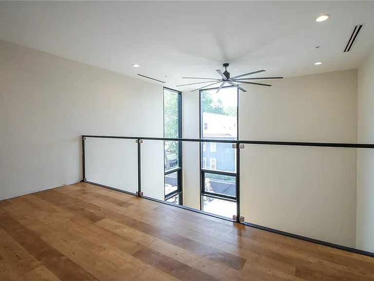 33 Russell St #202 — Photo 21