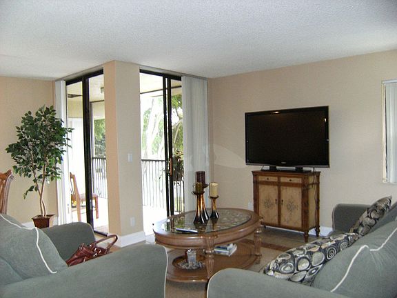 Bright & spacious living area