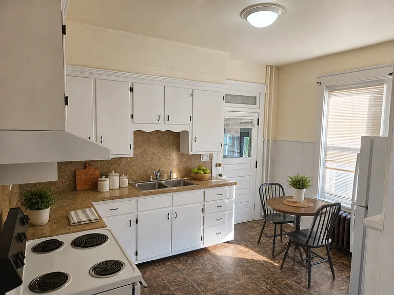 1 Manor Ave — Photo 6