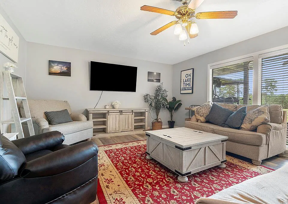 2526 Sam Rayburn Pkwy