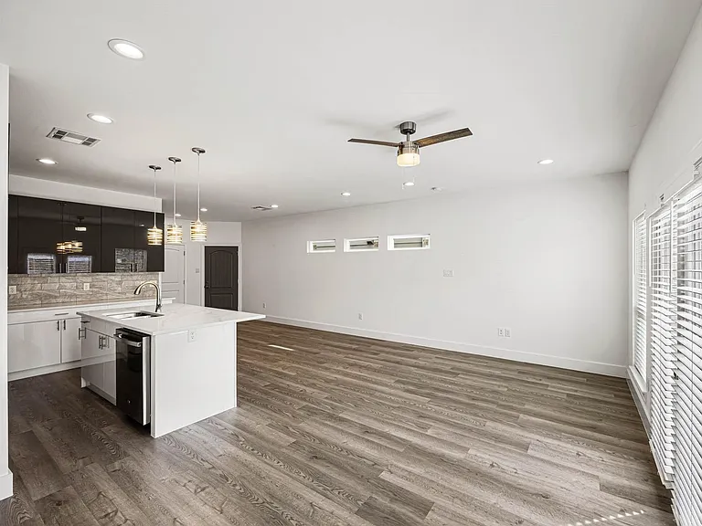 4512 Noble St — Photo 7
