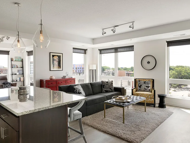 Laguna Apartments — Photo 2