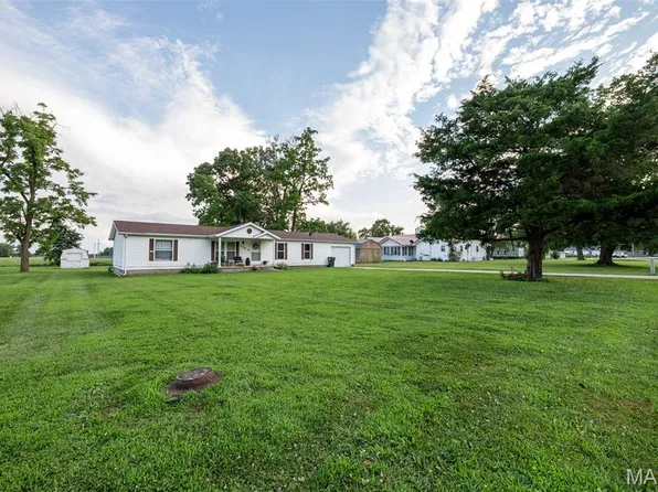 405 E Fayette Ave, Patoka, IL 62875