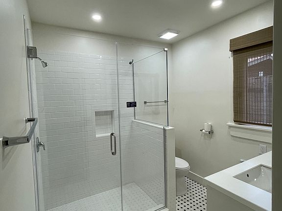 5th image of 688 S Grand Ave #688