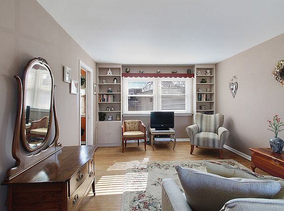 3rd image of 1601 W Euclid Ave