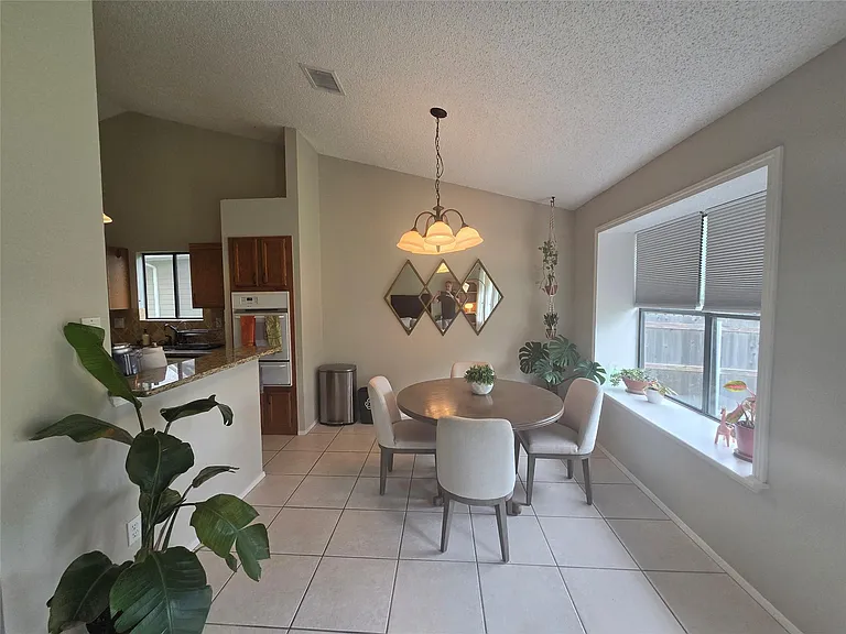 1604 Kimmerling Ln — Photo 6