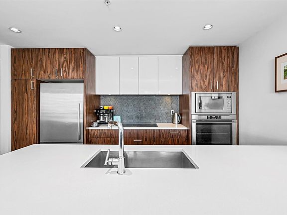 5th image of 838 Broughton St #402