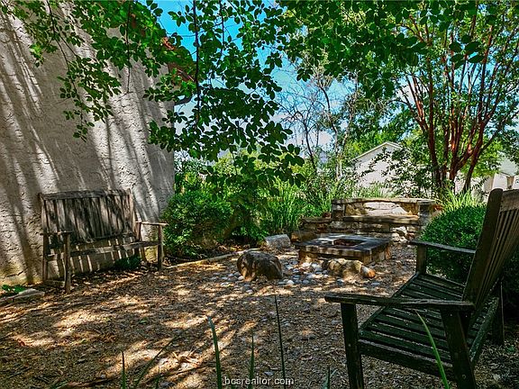 4th image of 423 Chimney Hill Dr