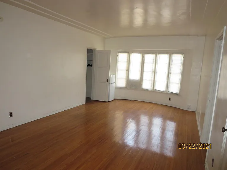 5648 W 6th St — Photo 2