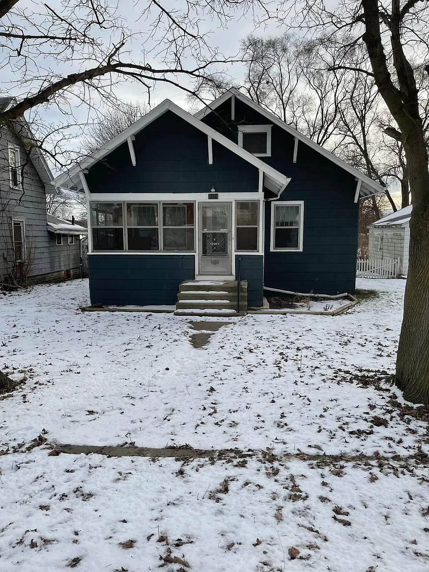 201 Watts St photo 1