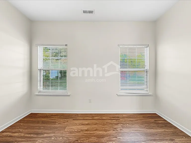 1010 Golden Crest Dr — Photo 11
