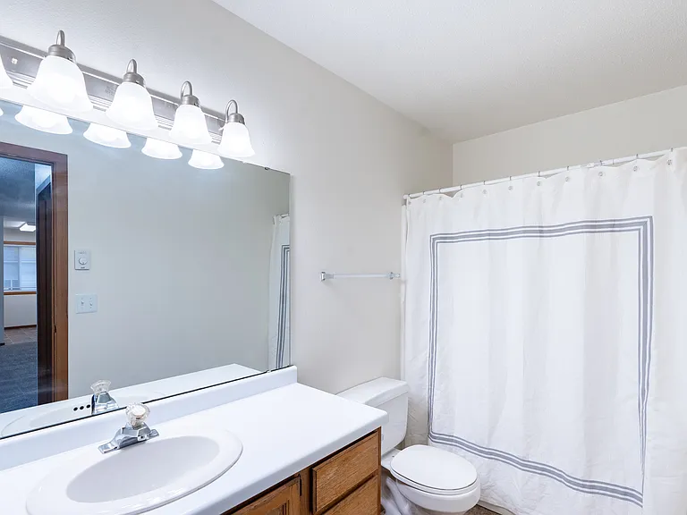Fargo, ND Brownstone Apartments | 21C | Bathroom