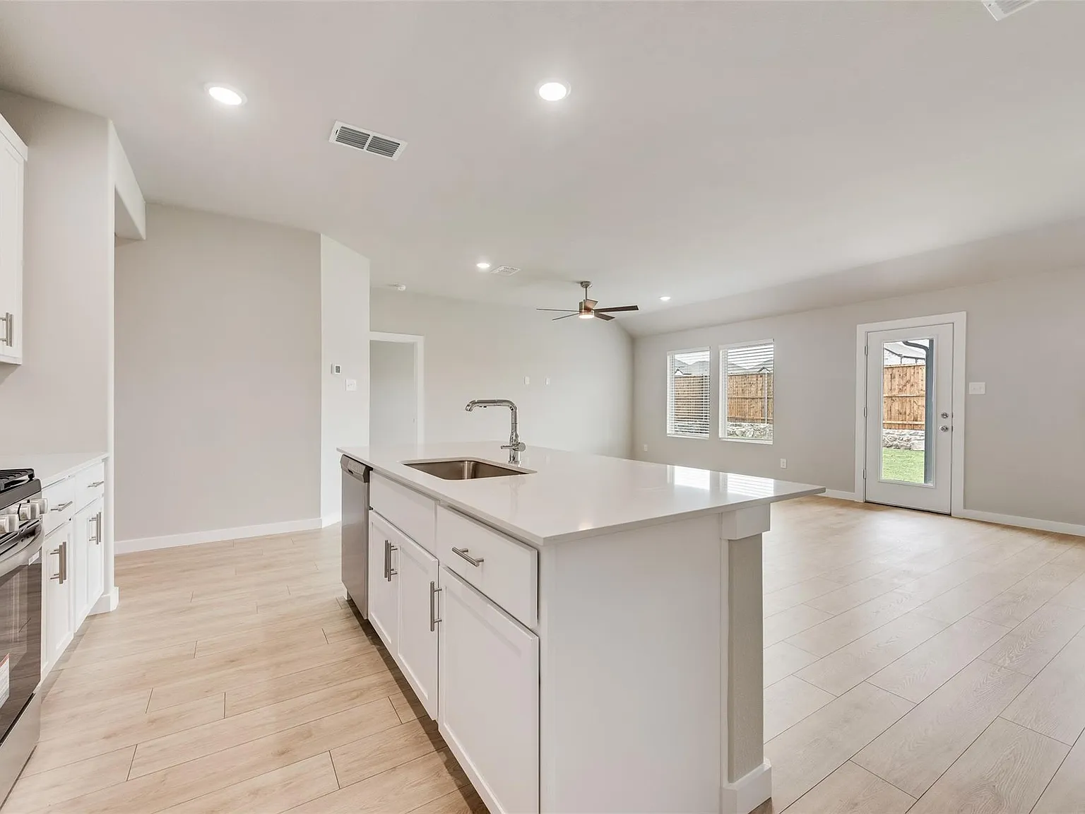 4 bed, 1818 sqft, $2,600 — Photo 3