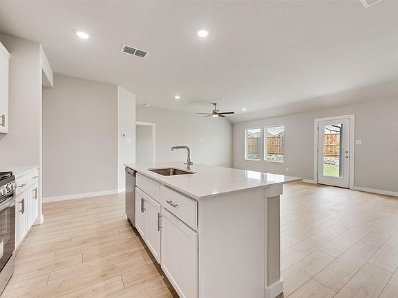 3rd image of 704 Summerberry Dr