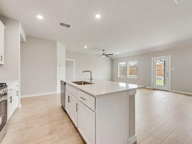 704 Summerberry Dr — Photo 5