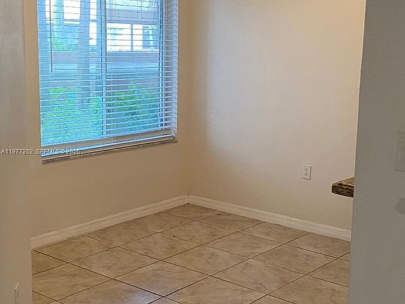 4th image of 22104 Glenmoor Dr