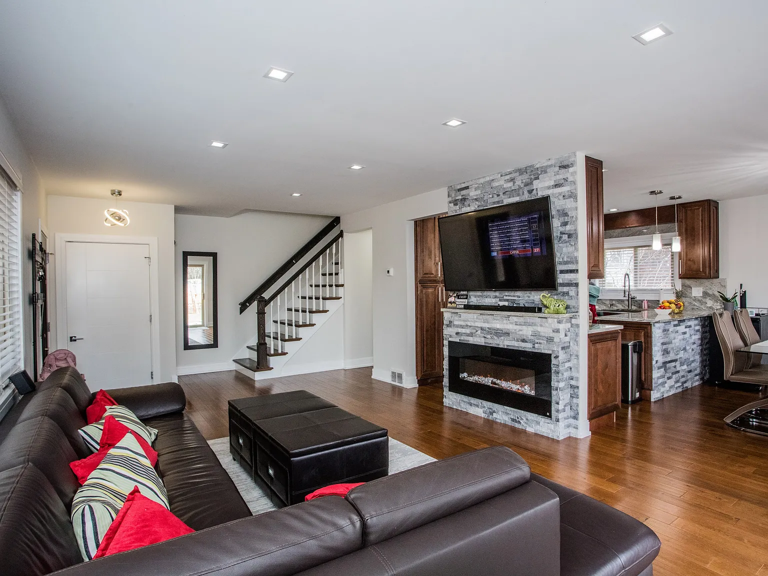4 bed, 3.5 bath, 2100 sqft, $4,200 — Photo 3