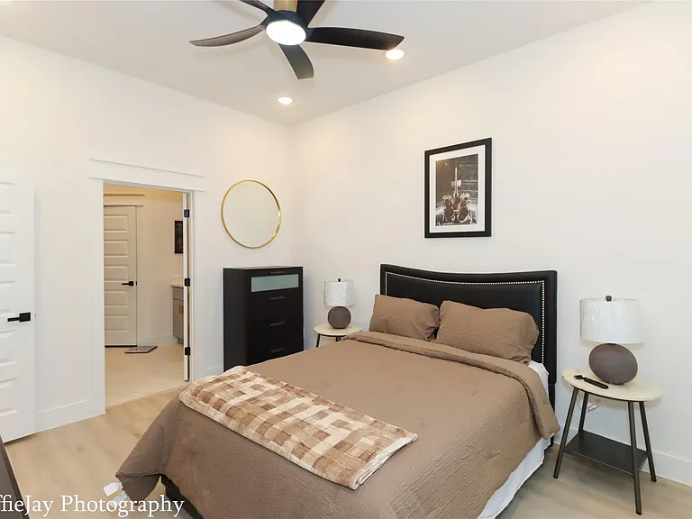 4834 Higgins St #B — Photo 9