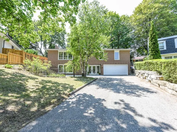 31 Queensborough Cres, Toronto, ON M9R 1A1