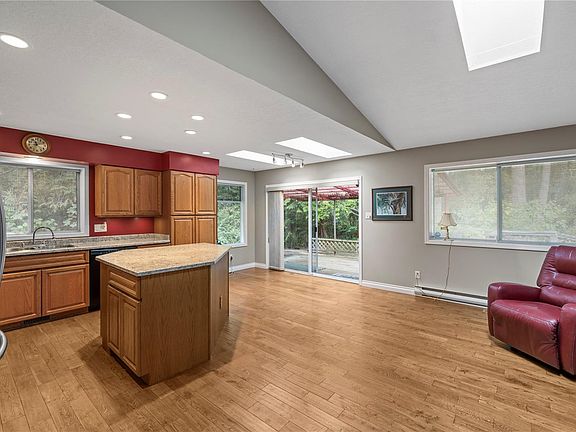 4th image of 381 Fourneau Way