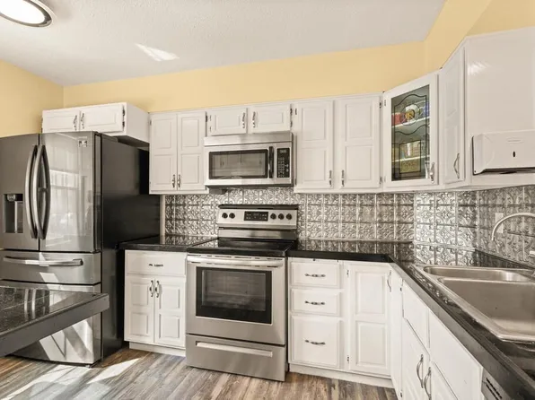 41 Foundry St APT 15-7, South Easton, MA 02375