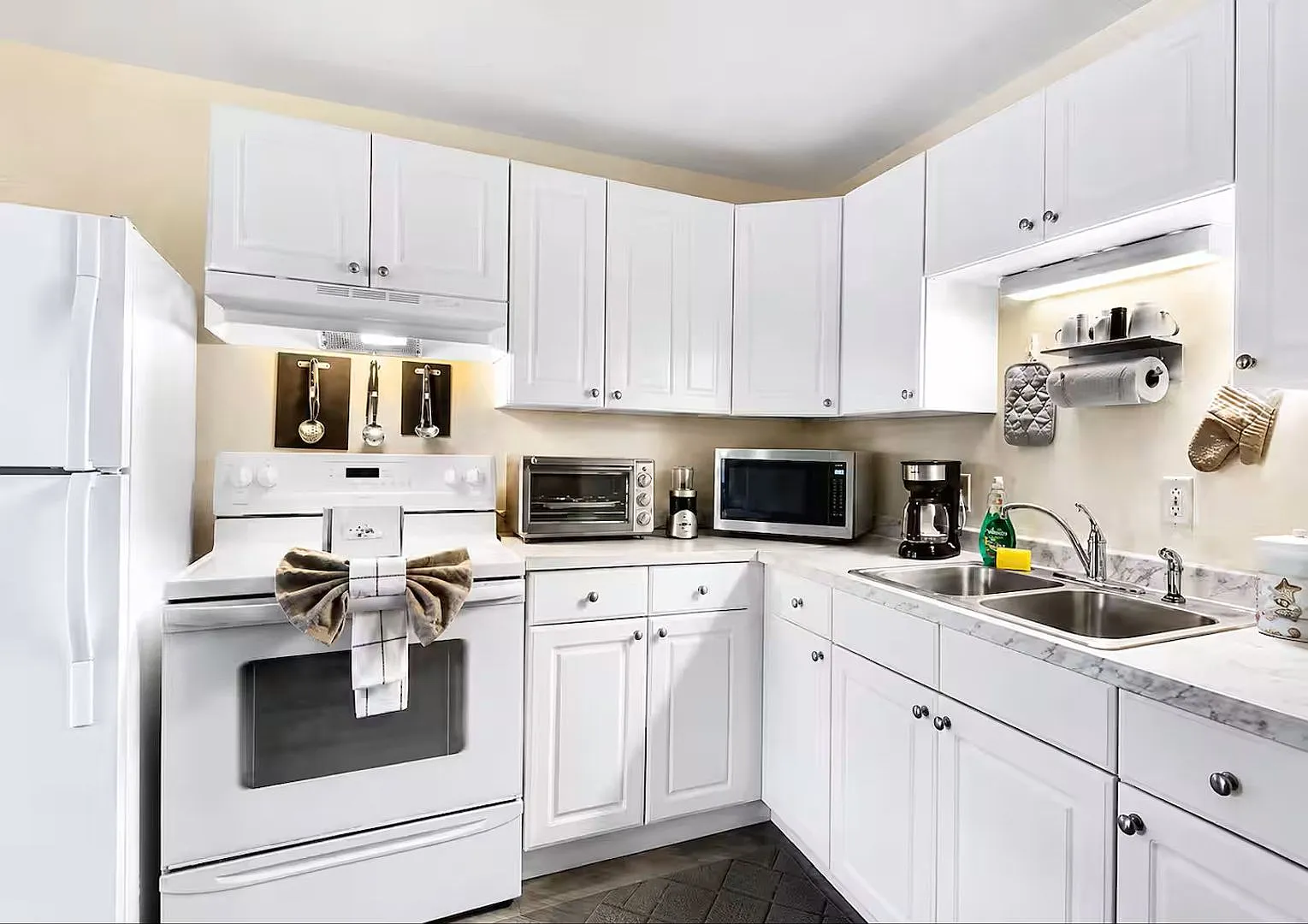 2 Bedroom 1 Bath Fully-Furnished Lakefront Apartment — Photo 3
