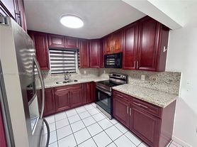 2925 W 80th St, Hialeah, FL