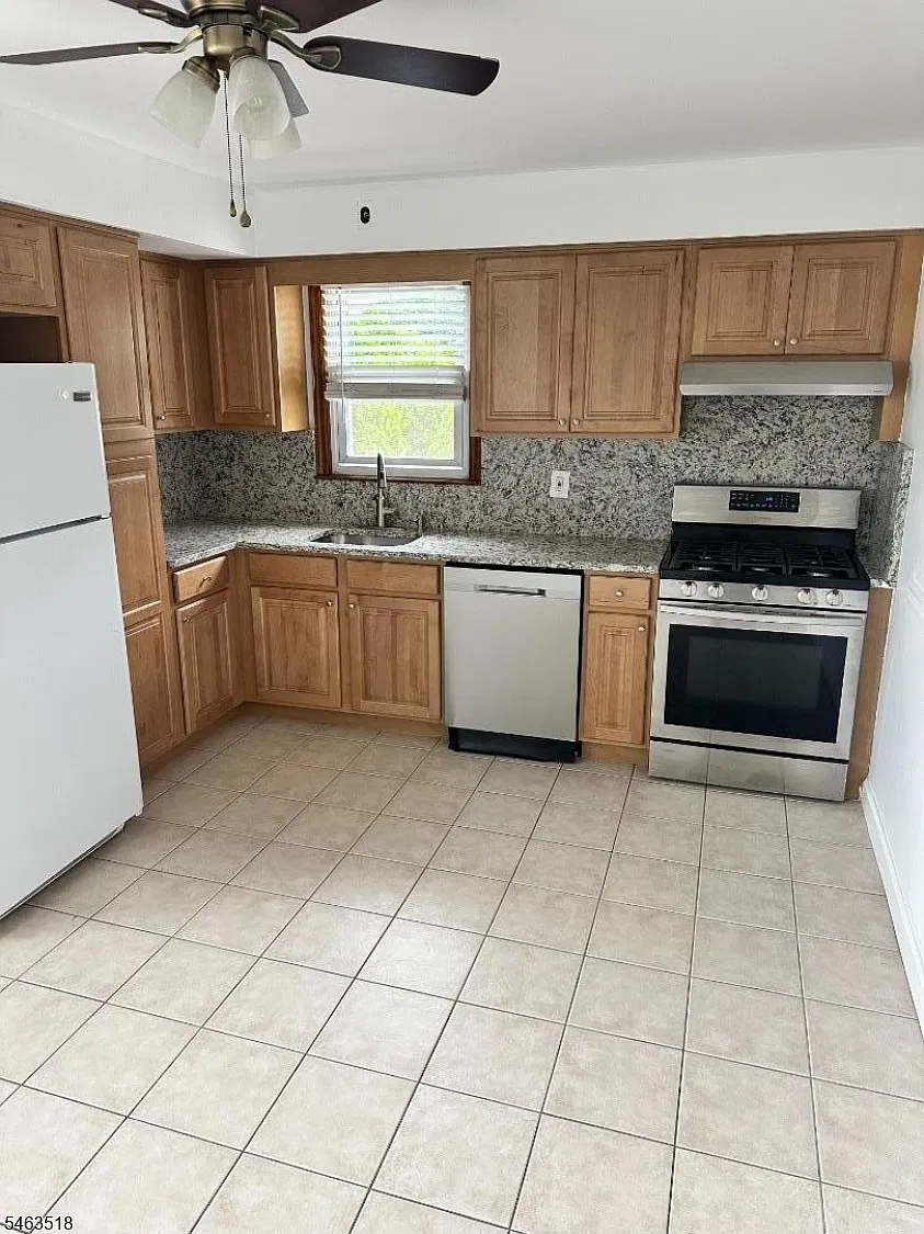 3 bed, 1.0 bath, $3,200 — Photo 2